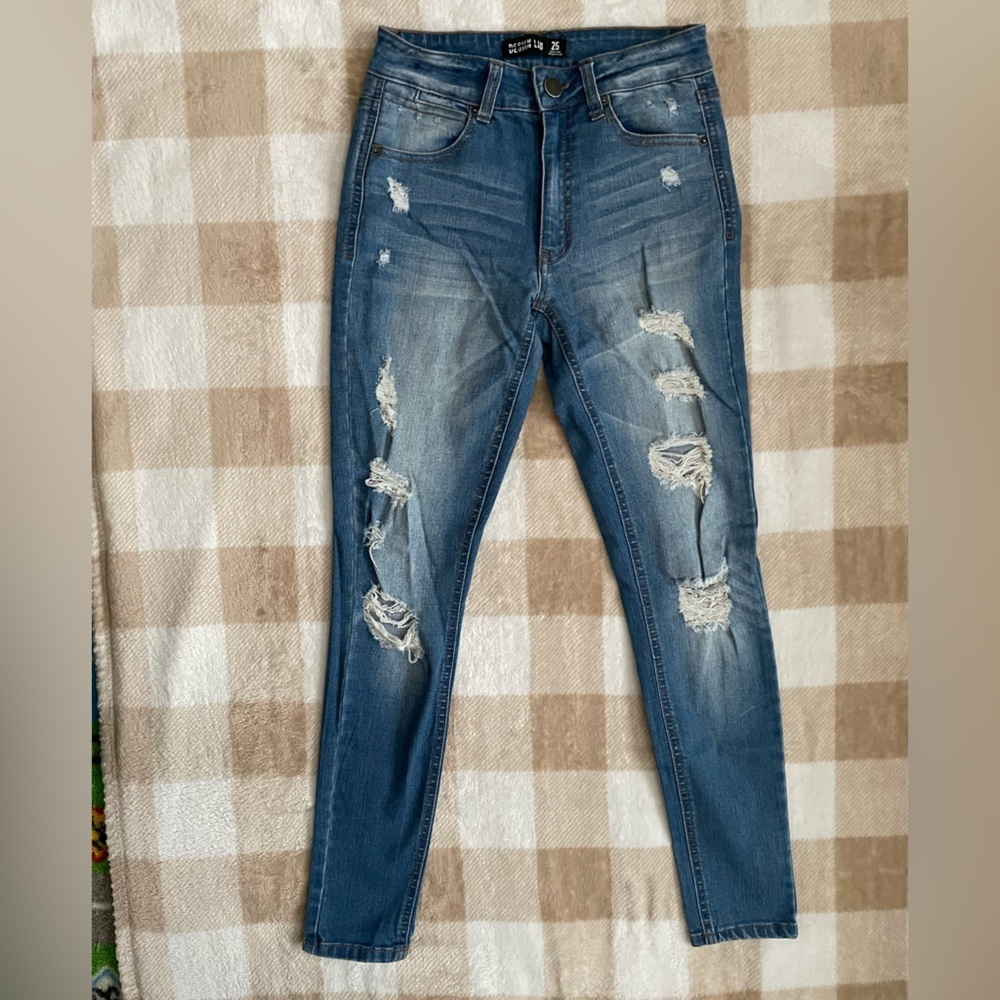 Design Lab Lord & Taylor High Rise size 25 Distressed Blue Skinny Jeans